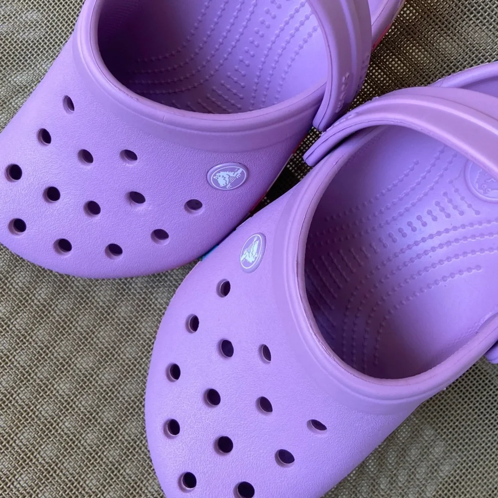 NWT CROCS (Sz-GS Kids/J1-2)Super Cute Purple Sandals w/Colorful Border Accent💜🩷